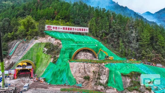 宜涪高铁新方斗山隧道顺利进洞